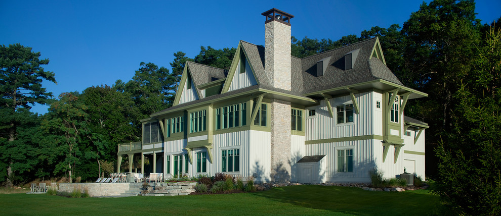 Immagine della facciata di una casa bianca stile marinaro a due piani di medie dimensioni con rivestimento con lastre in cemento