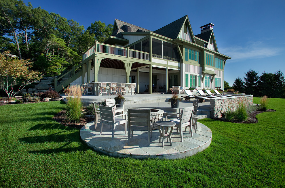 Идея дизайна: двухэтажный, белый дом среднего размера в морском стиле с облицовкой из ЦСП