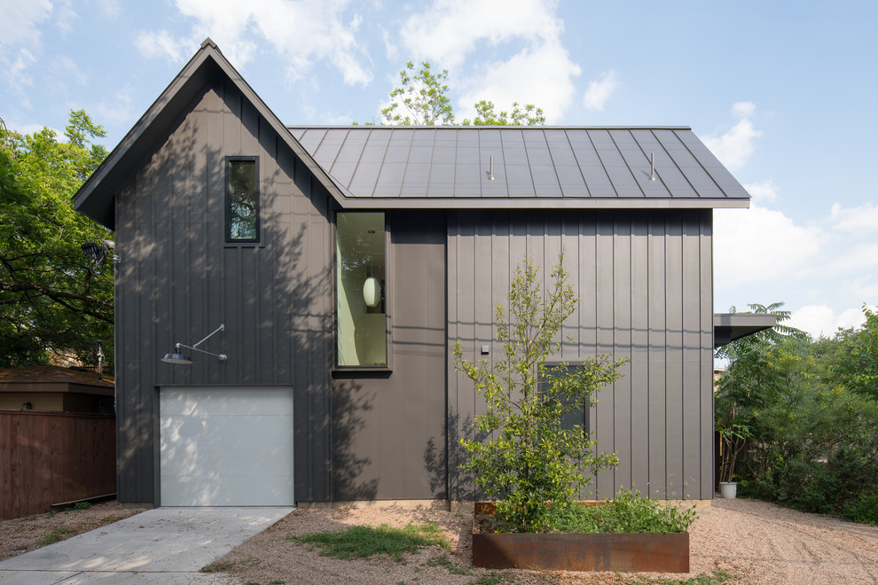 Inspiration pour une façade de maison grise traditionnelle à un étage avec un toit à deux pans et un toit en métal.