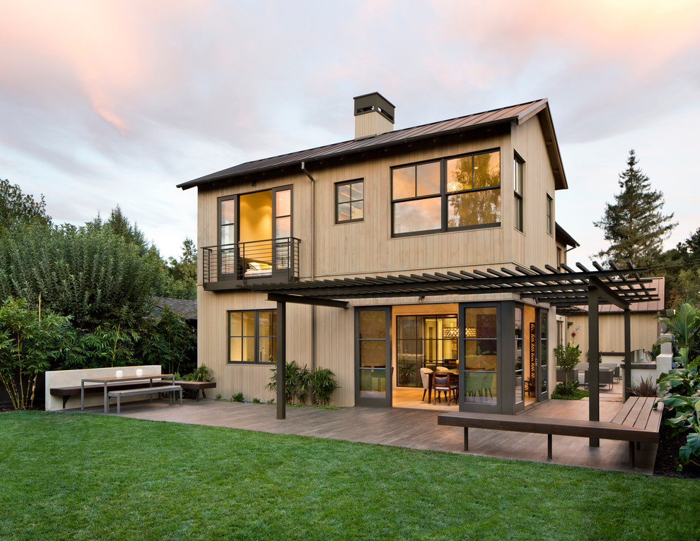 Mittelgroße, Zweistöckige Moderne Holzfassade Haus mit Satteldach in San Francisco