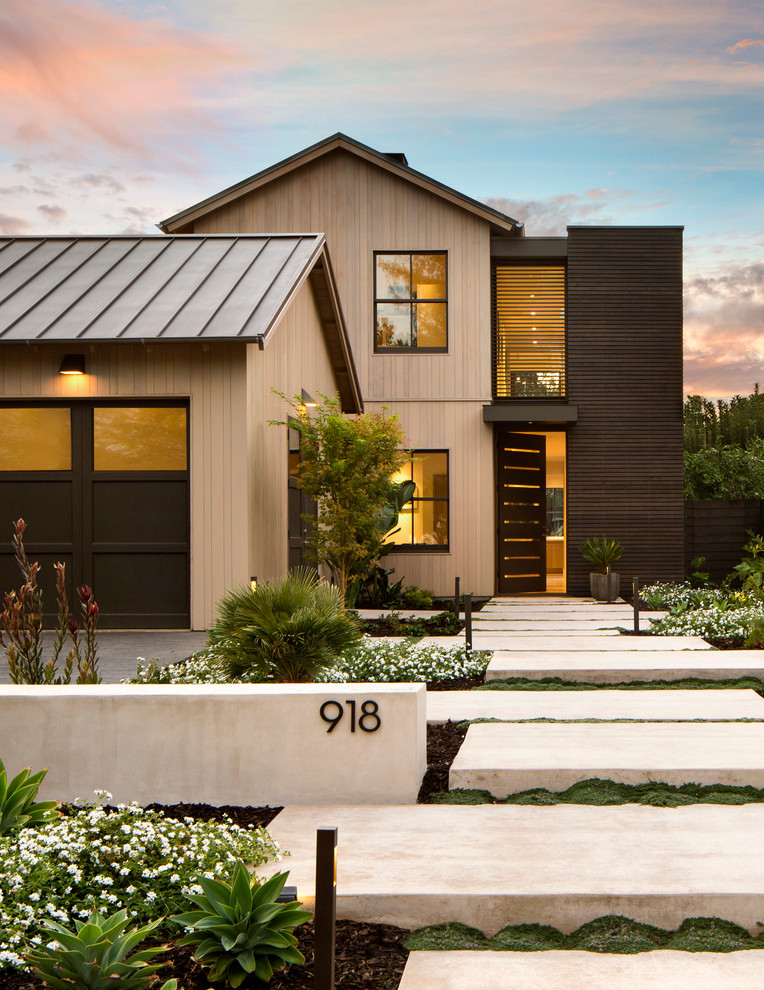 Свежая идея для дизайна: двухэтажный дом среднего размера в современном стиле с вальмовой крышей - отличное фото интерьера