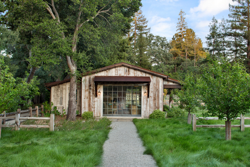 Einstöckige Urige Holzfassade Haus mit beiger Fassadenfarbe und Satteldach in San Francisco