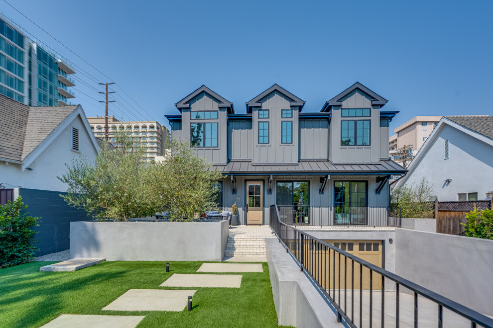 ロサンゼルスにあるラグジュアリーな巨大なカントリー風のおしゃれな家の外観 (コンクリート繊維板サイディング) の写真