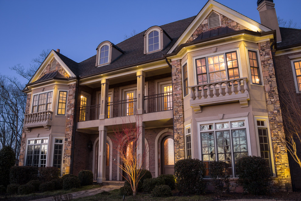 Großes, Zweistöckiges Uriges Haus mit Steinfassade, beiger Fassadenfarbe und Walmdach in Atlanta