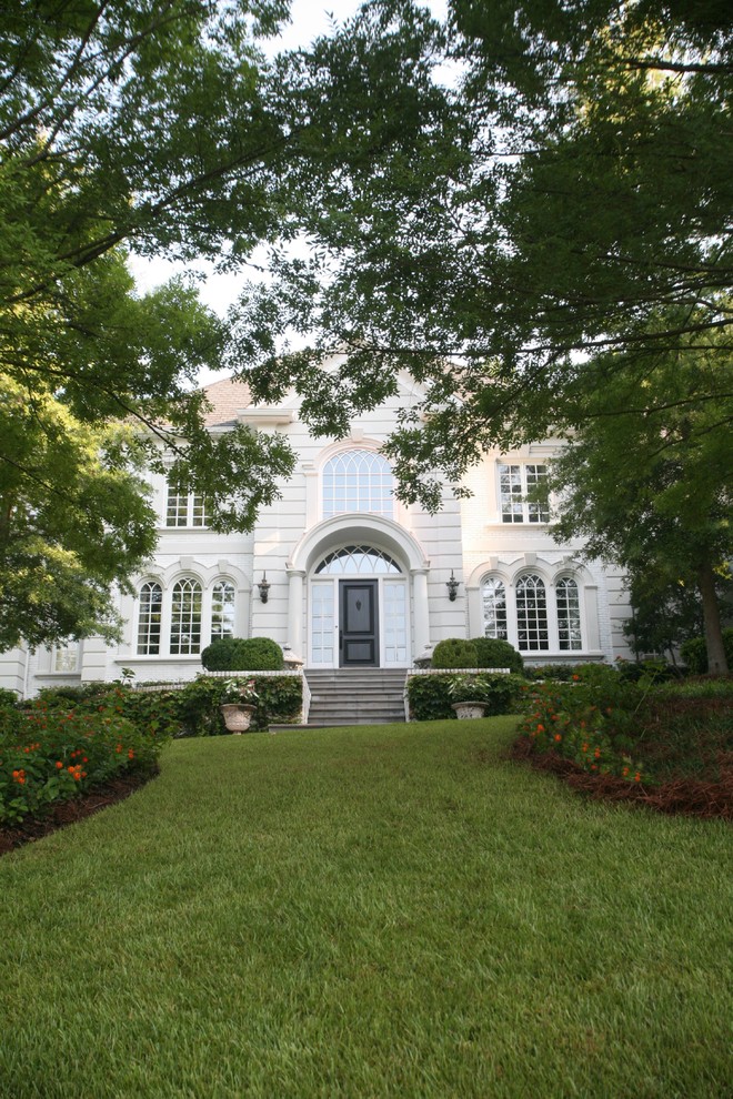 На фото: большой, двухэтажный, белый дом в классическом стиле с комбинированной облицовкой