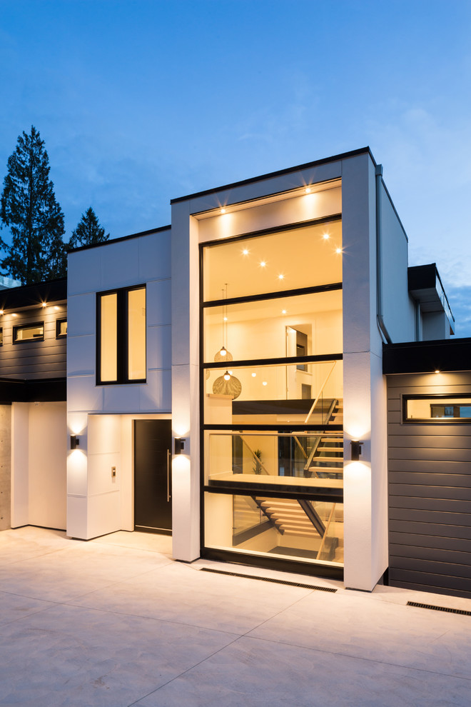 Источник вдохновения для домашнего уюта: большой, трехэтажный, серый частный загородный дом в современном стиле с облицовкой из металла, плоской крышей и зеленой крышей
