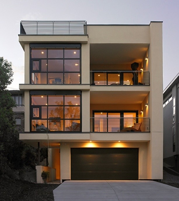 Пример оригинального дизайна: трехэтажный, бежевый, большой дом в современном стиле с облицовкой из цементной штукатурки и плоской крышей