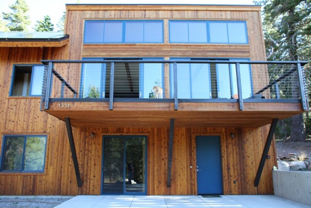 Foto della facciata di una casa marrone moderna a tre piani di medie dimensioni con rivestimento in legno