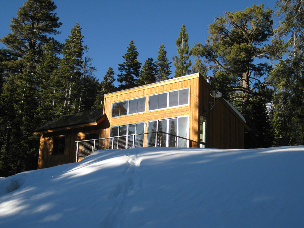 Diseño de fachada marrón minimalista de tamaño medio de tres plantas con revestimiento de madera