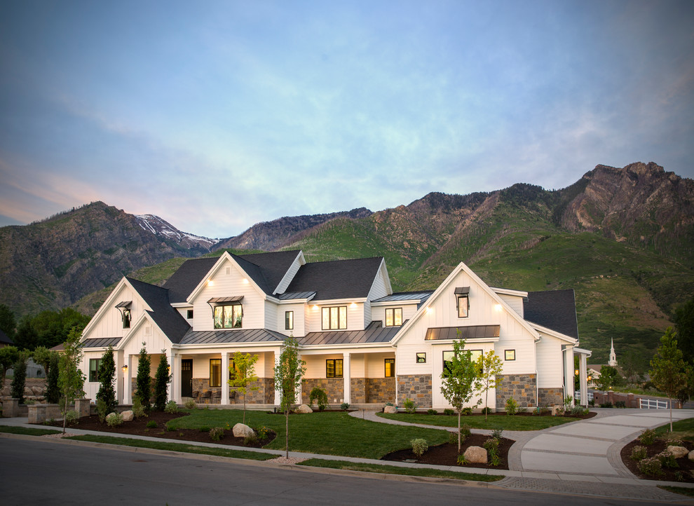Dreistöckiges Landhaus Haus mit Faserzement-Fassade und weißer Fassadenfarbe in Salt Lake City