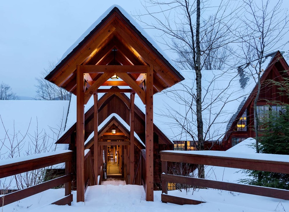 Große, Dreistöckige Urige Holzfassade Haus mit brauner Fassadenfarbe in Burlington
