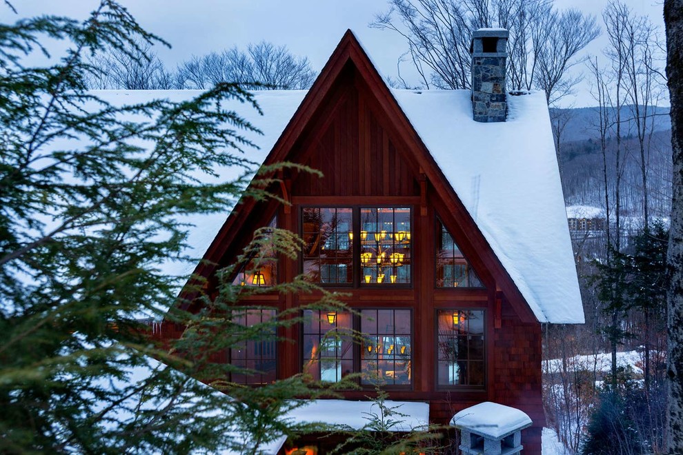 Große, Dreistöckige Rustikale Holzfassade Haus mit brauner Fassadenfarbe in Burlington