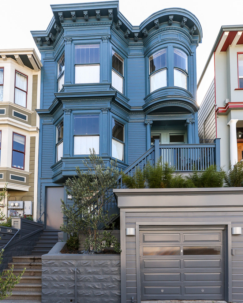サンフランシスコにあるヴィクトリアン調のおしゃれな青い家の写真