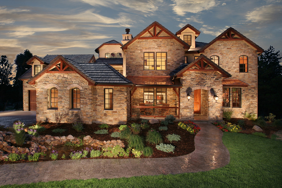 Источник вдохновения для домашнего уюта: огромный, трехэтажный, коричневый дом в стиле рустика с облицовкой из камня