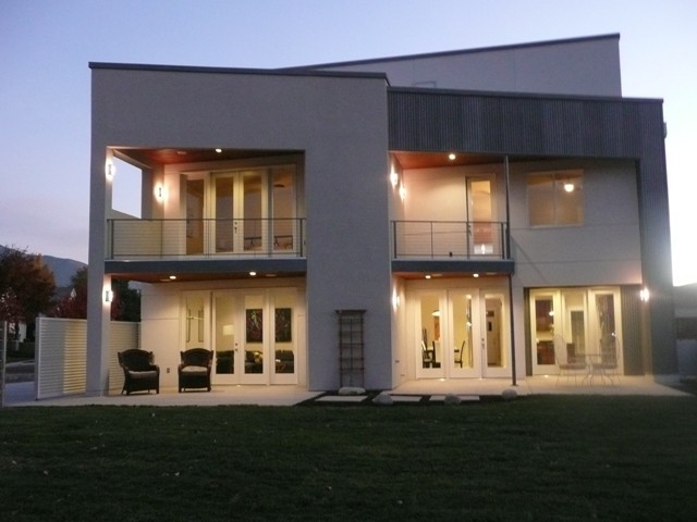 Idee per la facciata di una casa grigia moderna a due piani di medie dimensioni con rivestimento in stucco