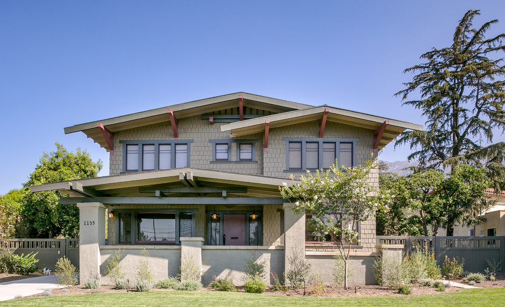 Großes, Zweistöckiges Rustikales Haus mit grüner Fassadenfarbe und Satteldach in Los Angeles