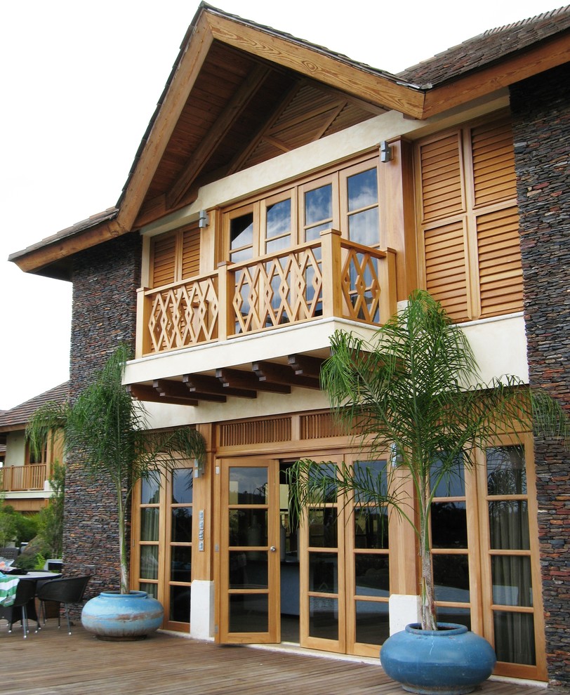 Diseño de fachada marrón tropical de dos plantas