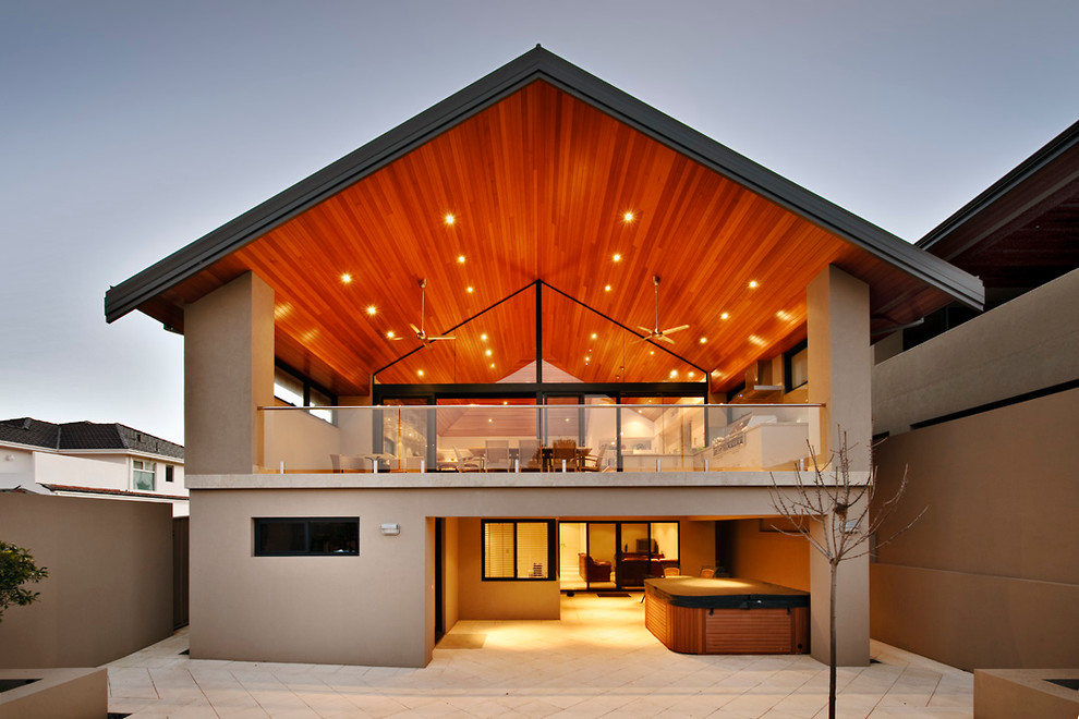 Inspiration pour une façade de maison design à un étage.