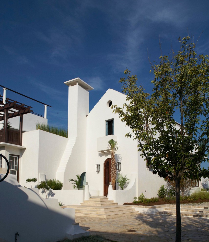 Immagine della facciata di una casa bianca mediterranea
