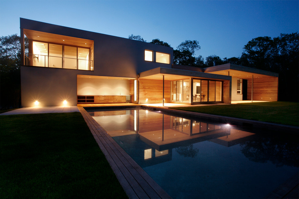 Diseño de fachada de casa beige minimalista grande de dos plantas con revestimiento de madera y tejado plano