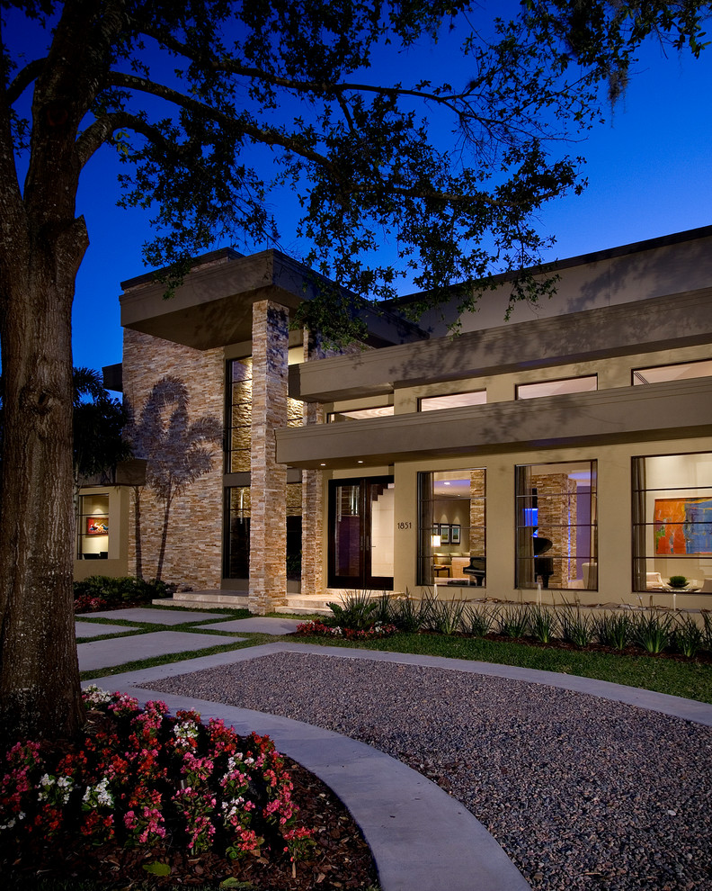 Zweistöckiges Modernes Haus mit beiger Fassadenfarbe und Putzfassade in Orlando