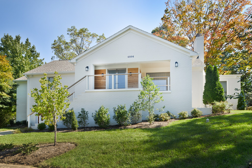 Geräumiges, Zweistöckiges Modernes Einfamilienhaus mit Mix-Fassade und weißer Fassadenfarbe in Washington, D.C.