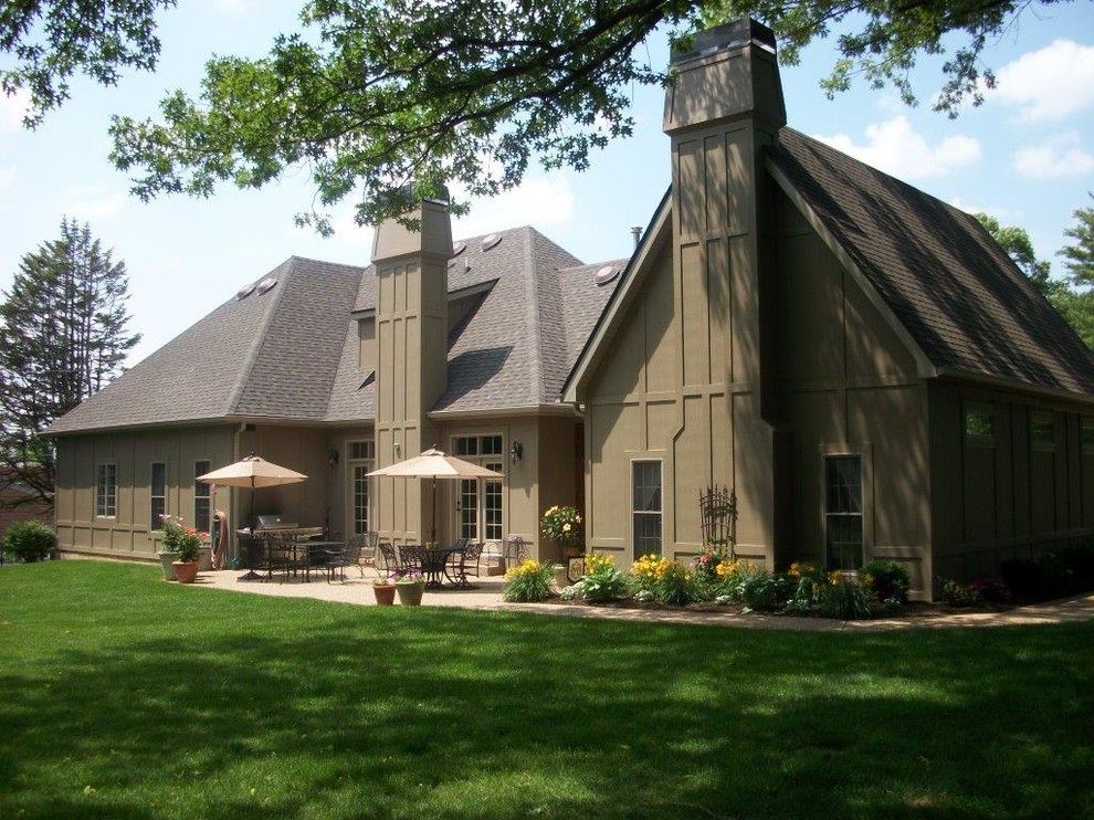 Cette image montre une grande façade de maison verte traditionnelle à deux étages et plus avec un revêtement mixte et un toit de Gambrel.