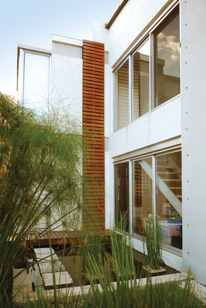 Ejemplo de fachada contemporánea de dos plantas
