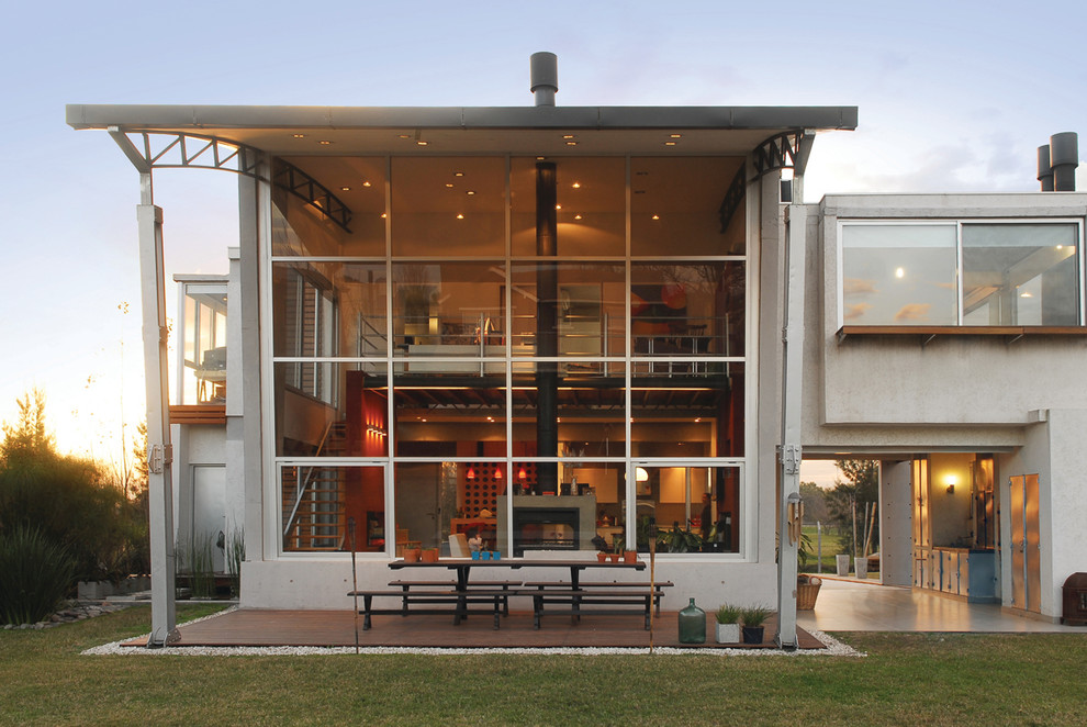 Idée de décoration pour une façade de maison design en verre à un étage.