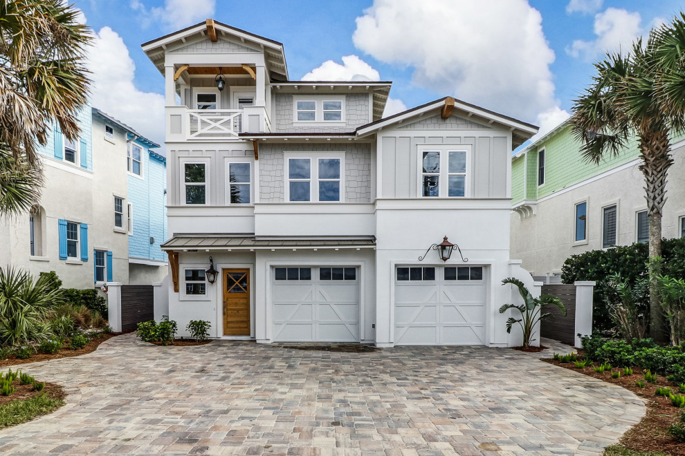 Dreistöckiges Maritimes Einfamilienhaus mit Mix-Fassade, grauer Fassadenfarbe und Satteldach in Jacksonville