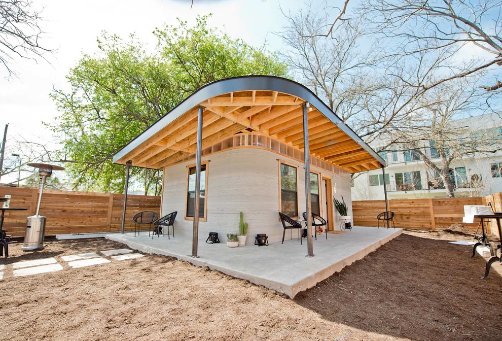 Mittelgroßes, Einstöckiges Industrial Einfamilienhaus mit Flachdach und grauer Fassadenfarbe in Austin