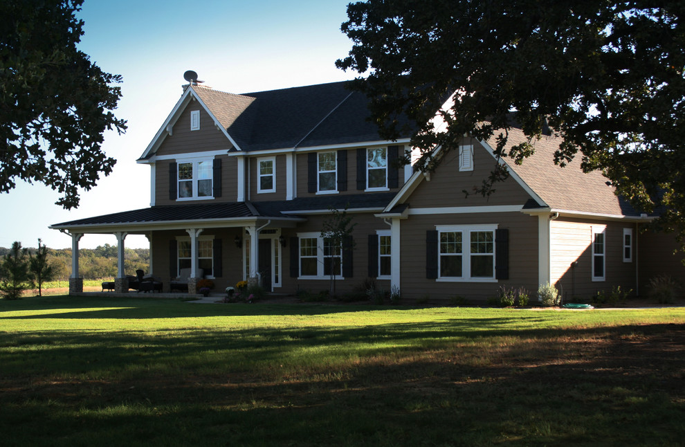 Ejemplo de fachada beige de estilo de casa de campo de tamaño medio de dos plantas con revestimiento de vinilo