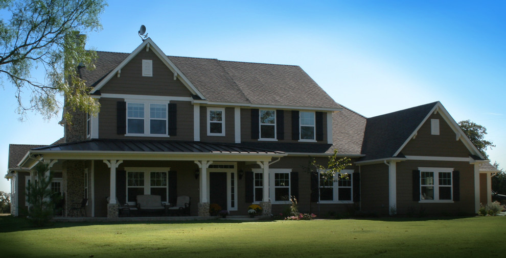 Diseño de fachada beige de estilo de casa de campo de tamaño medio de dos plantas con revestimiento de vinilo