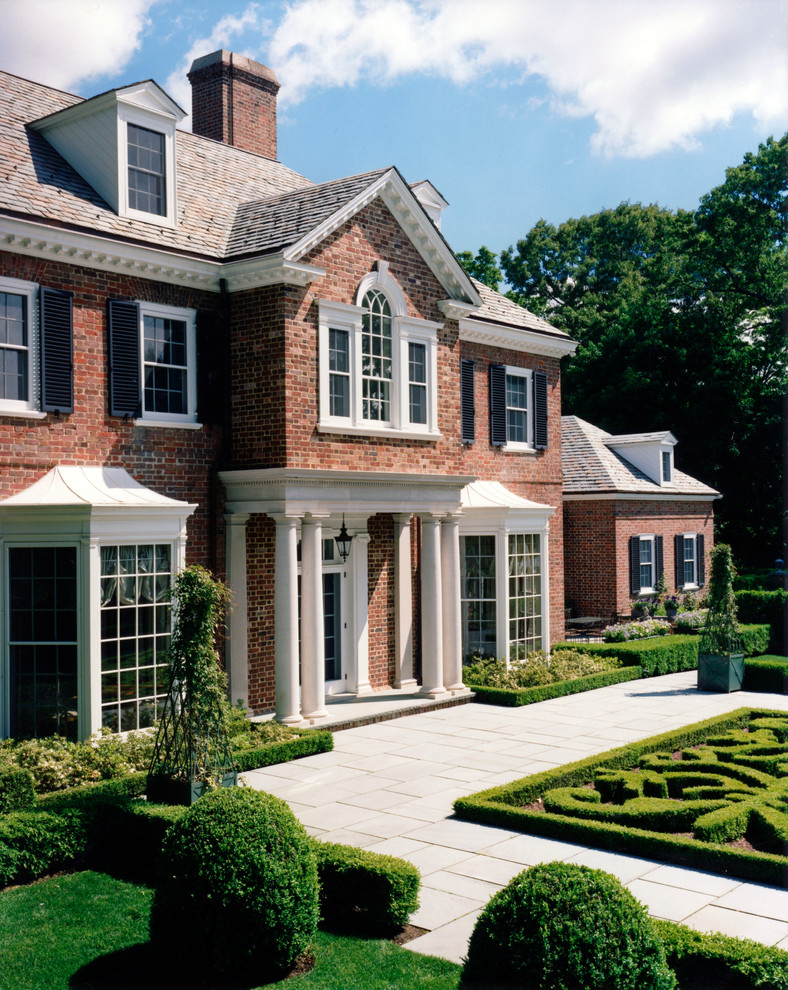 Пример оригинального дизайна: трехэтажный, кирпичный, красный дом в классическом стиле