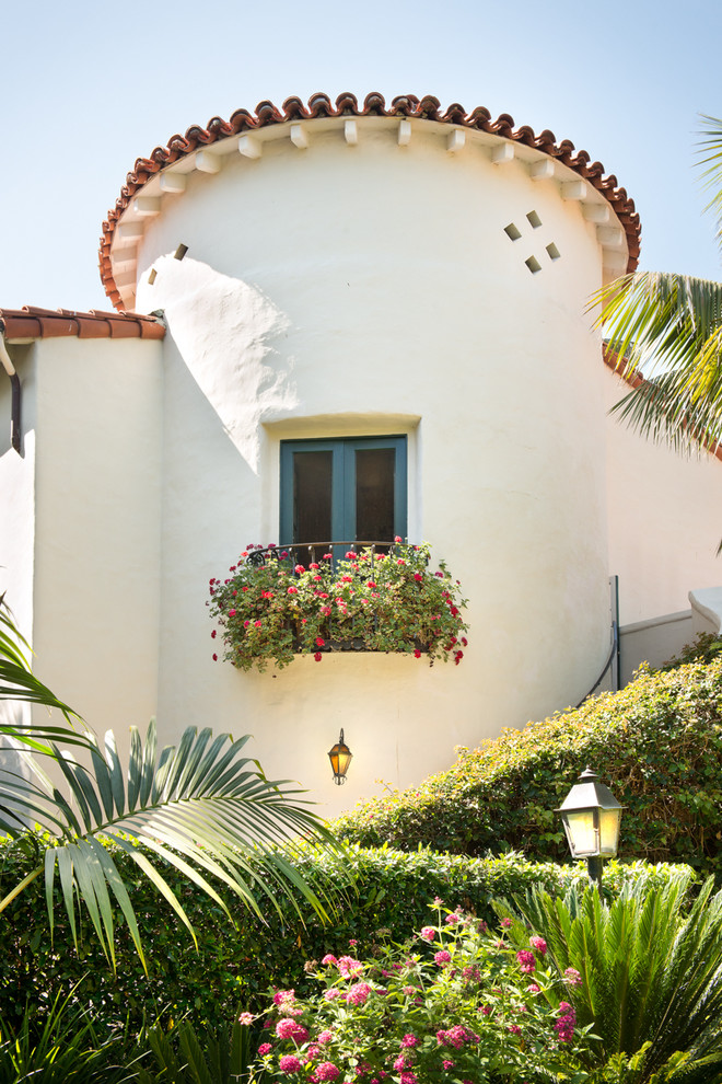 サンタバーバラにある地中海スタイルのおしゃれなベージュの家 (漆喰サイディング) の写真