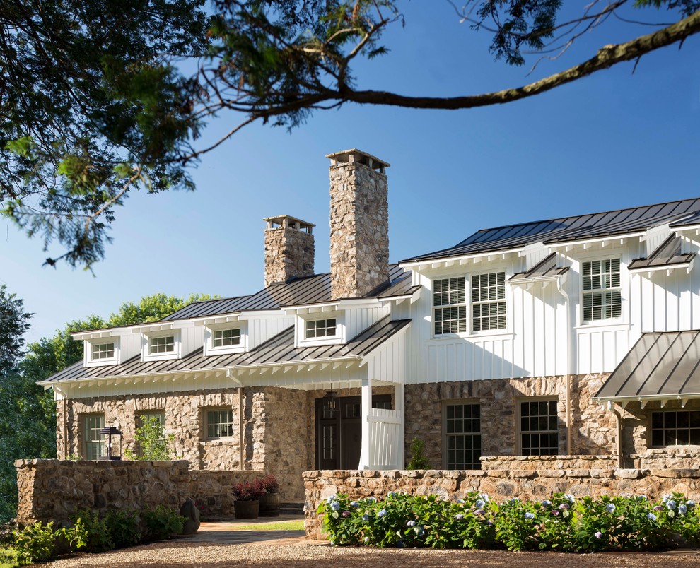 Zweistöckiges Country Haus mit Mix-Fassade und Blechdach in Washington, D.C.