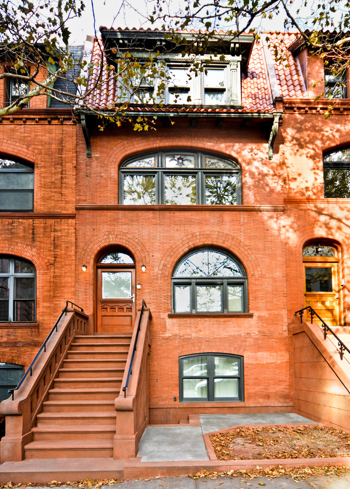 Mittelgroßes, Dreistöckiges Rustikales Wohnung mit Backsteinfassade, oranger Fassadenfarbe und Schindeldach in Denver
