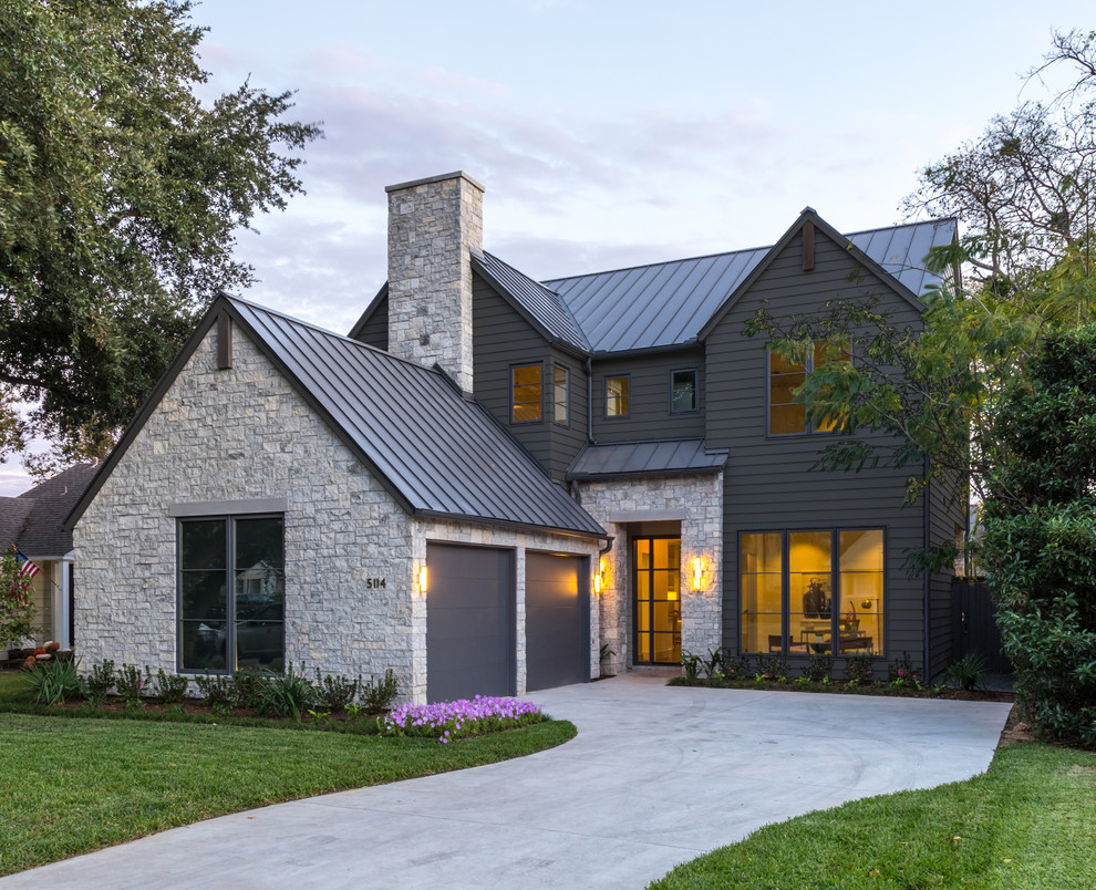 Foto della facciata di una casa country con tetto nero e copertura in metallo o lamiera