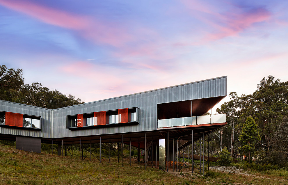 Einstöckiges Modernes Haus mit Metallfassade und grauer Fassadenfarbe in Perth