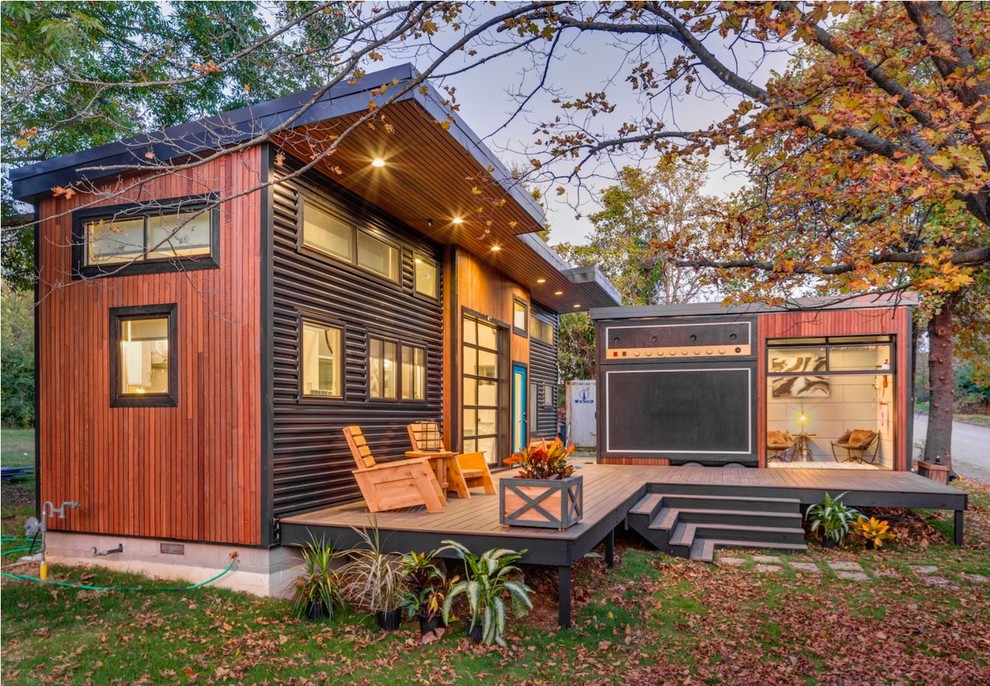 Свежая идея для дизайна: разноцветный мини дом в стиле лофт с комбинированной облицовкой и односкатной крышей - отличное фото интерьера