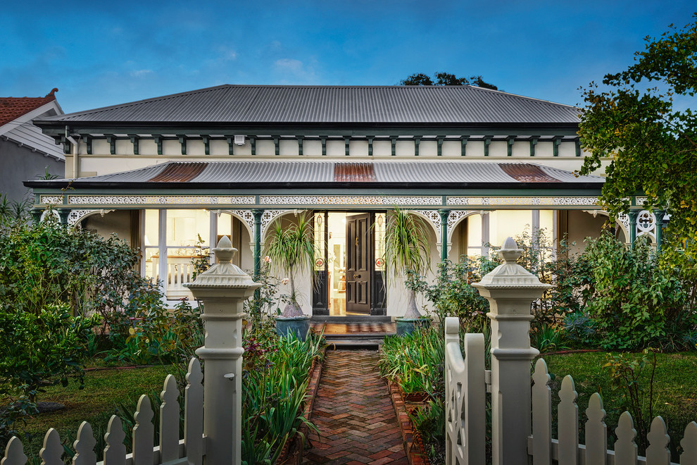 Свежая идея для дизайна: одноэтажный, белый частный загородный дом в викторианском стиле с вальмовой крышей и металлической крышей - отличное фото интерьера