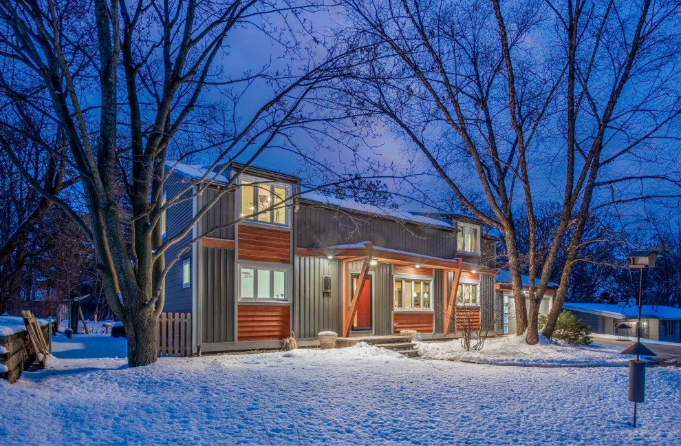Cette photo montre une façade de maison rouge éclectique de taille moyenne et à un étage avec un revêtement en vinyle, un toit à deux pans et un toit en shingle.