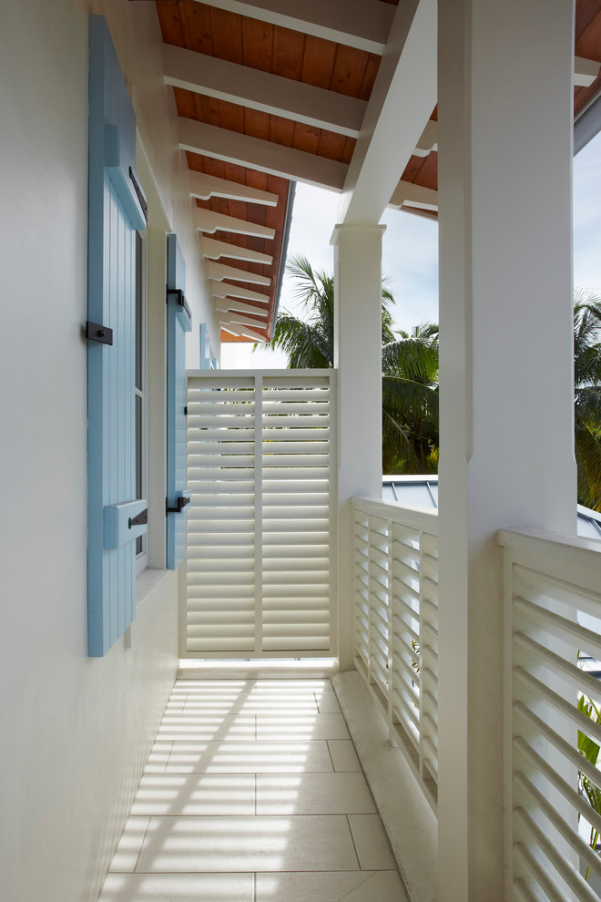 Ispirazione per la facciata di una casa grande bianca tropicale a due piani con rivestimento in stucco e tetto a padiglione