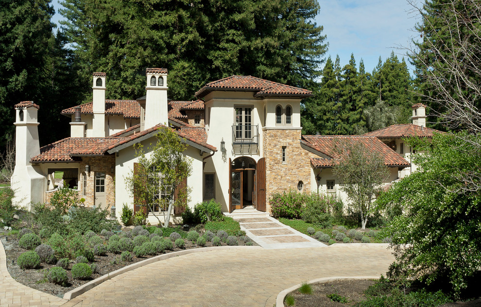 Geräumiges, Zweistöckiges Mediterranes Einfamilienhaus mit Mix-Fassade, weißer Fassadenfarbe, Walmdach und Ziegeldach in San Francisco
