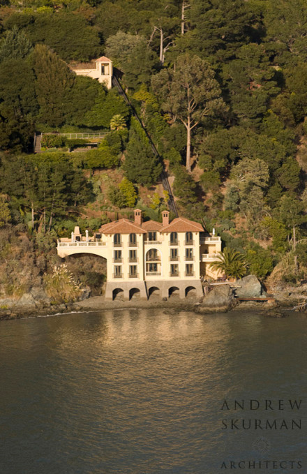 Idee per la villa ampia beige mediterranea a tre piani con rivestimento in pietra, falda a timpano e copertura a scandole