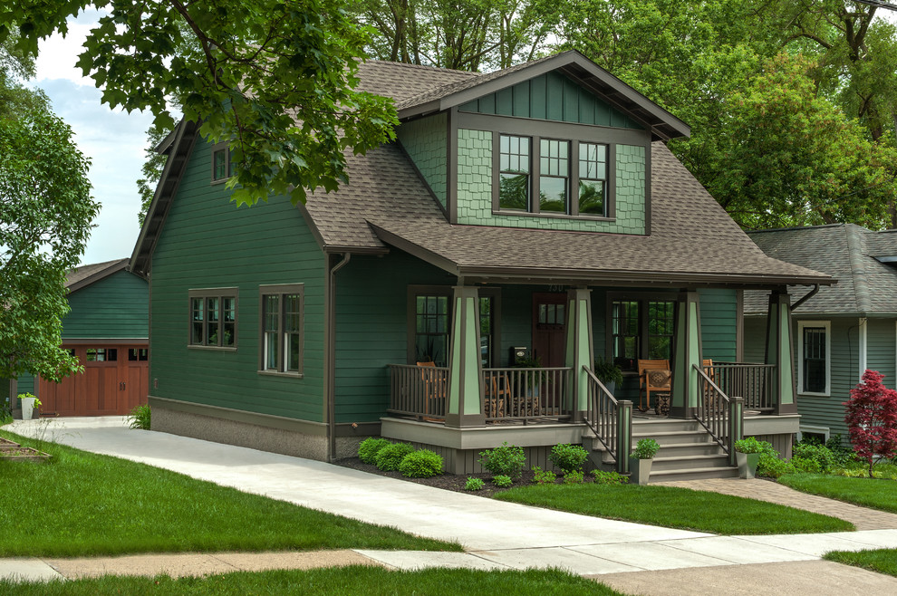 Foto de fachada de casa verde de estilo americano de tamaño medio de dos plantas con tejado a dos aguas, revestimiento de madera y tejado de teja de madera