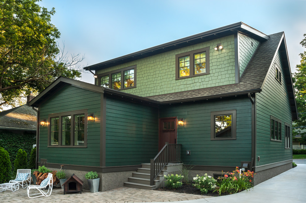 Стильный дизайн: зеленый, двухэтажный частный загородный дом среднего размера в стиле кантри с облицовкой из ЦСП, двускатной крышей, крышей из гибкой черепицы и коричневой крышей - последний тренд