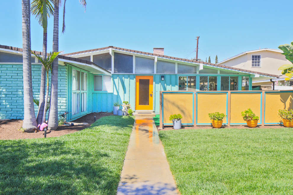 Inspiration for a blue midcentury bungalow house exterior in Orange County.