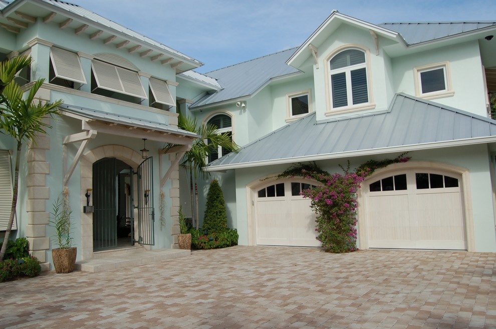 Inspiration för ett tropiskt blått hus, med två våningar