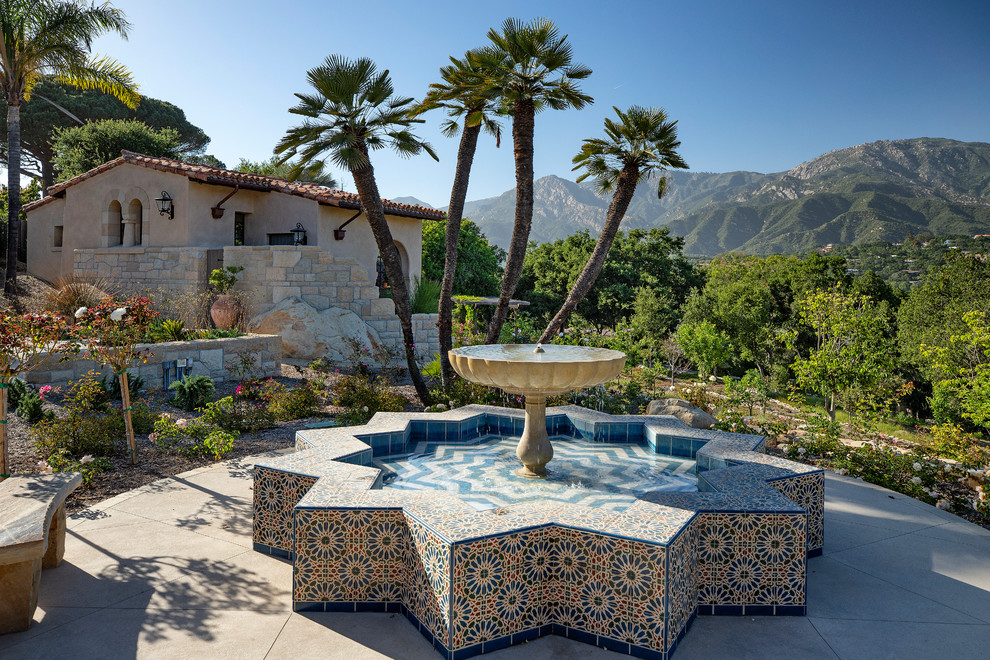 Diseño de fachada de casa beige mediterránea grande de tres plantas con tejado de un solo tendido y tejado de teja de barro